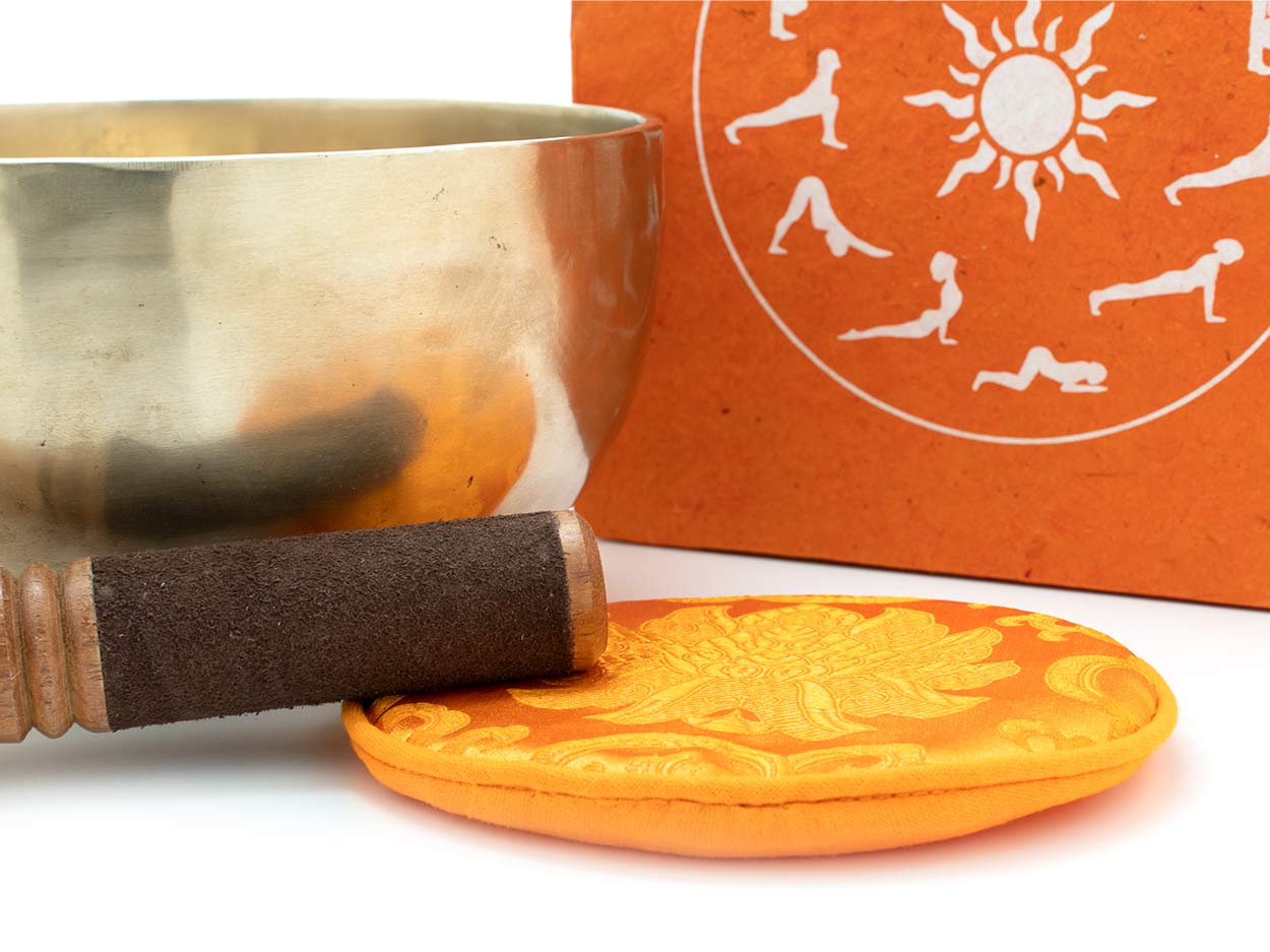 Gravierte Klangschale mit orange farbener Lokta-Box mit Aufdruck 'Der Sonnengruß' mit orange farbenem Pad und Holz-Leder Klöppel