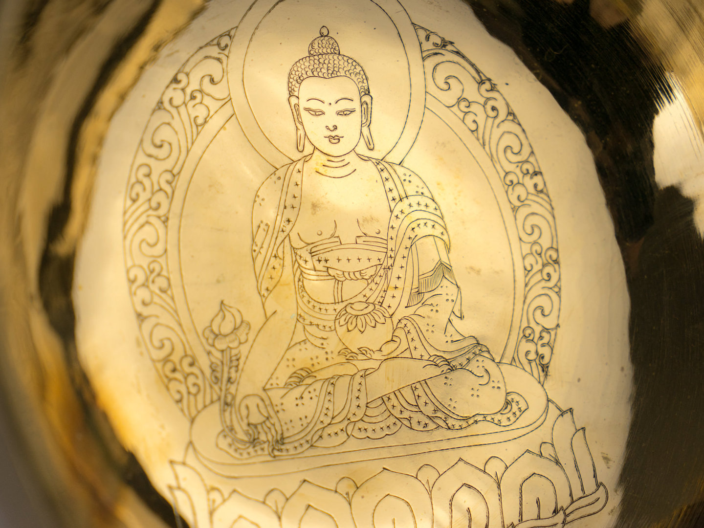 Klangschale mit feiner Medizinbuddha-Gravur ca. 1500 g