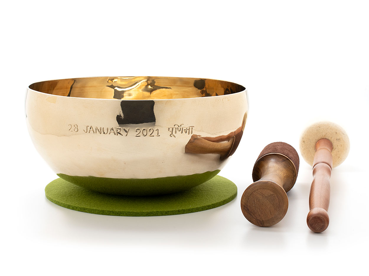 Vollmondklangschale ® 28. Januar 2021 - grünes Filzpad mit Holz-Leder- und Filzklöppel
