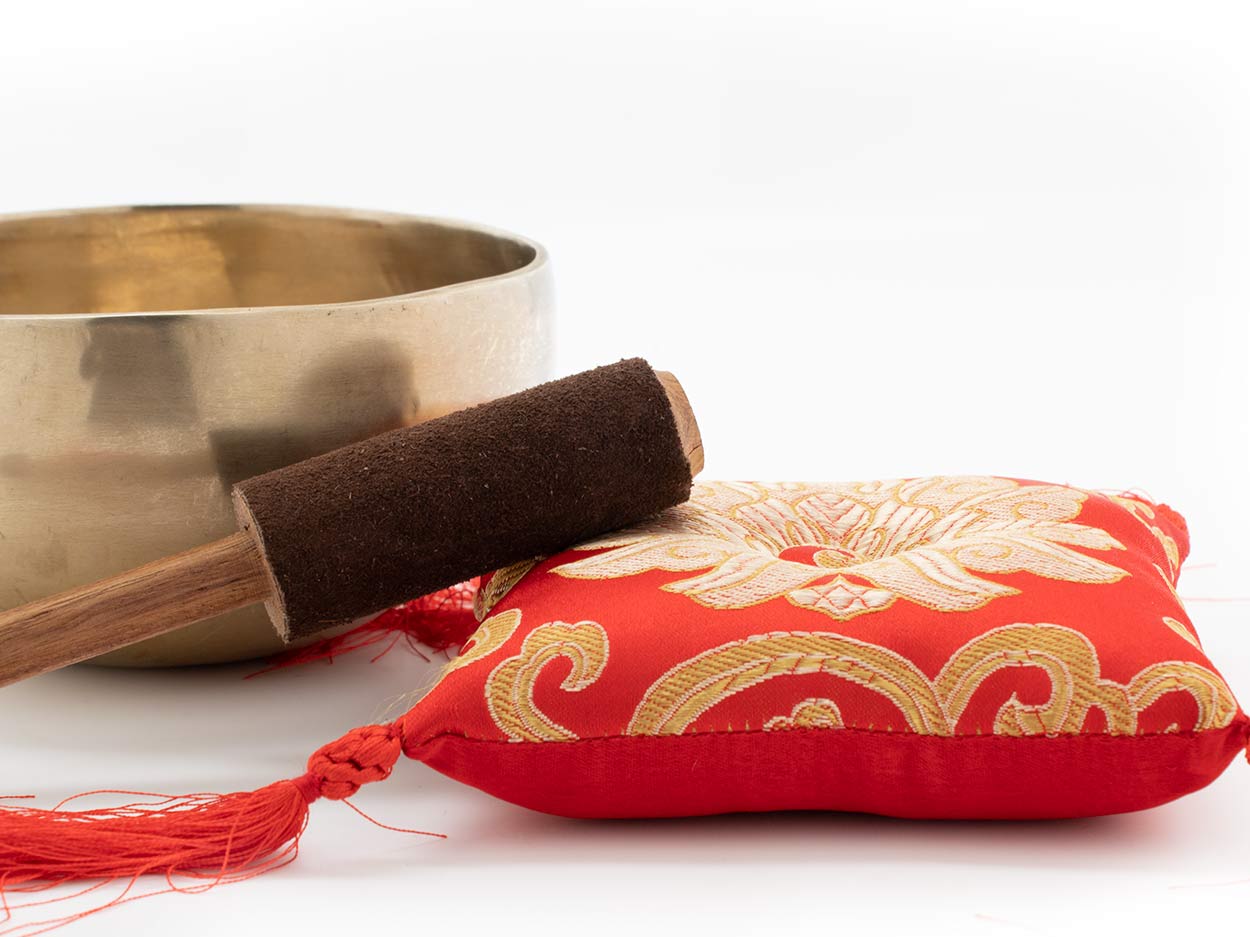 Klangschale traditionell handgeschmiedet ca. 300 - 350 g mit rotem Kissen mit Lotusmotiv 