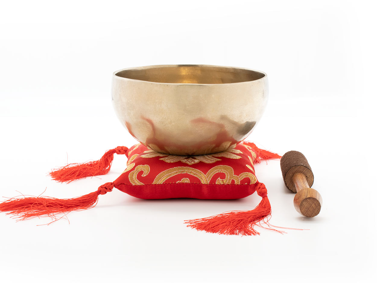 Klangschale traditionell handgeschmiedet ca. 300 - 350 g auf rotem Kissen mit Lotusmotiv 