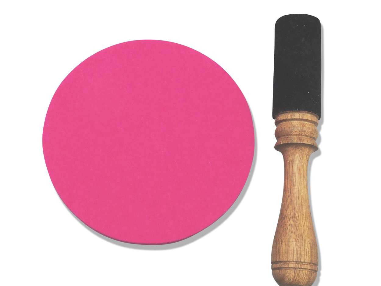 Pinkfarbene Filzunterlage für gegossene Klangschale und Holz-Leder-Klöppel