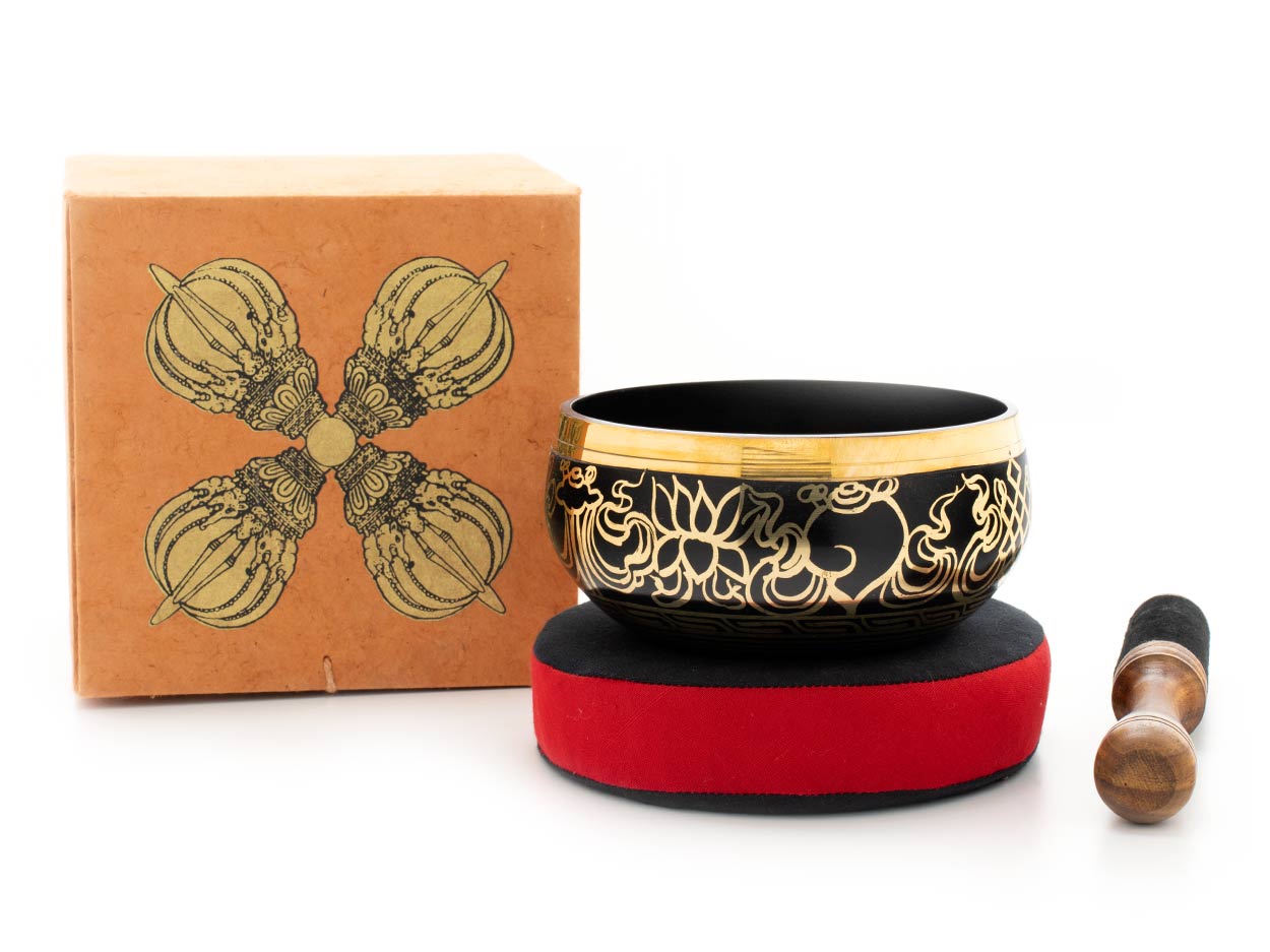 gegossene schwarze Klangschale mit goldenem Motiv, schwarz-rotem Ring und Holz-Lerder Klöppel in Doppeldorje-Box