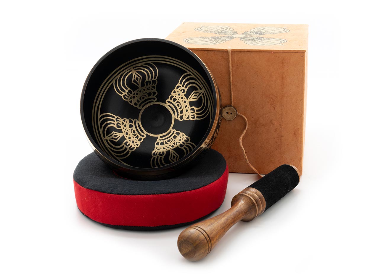 gegossene schwarze Klangschale mit goldenem Motiv, schwarz-rotem Ring und Holz-Lerder Klöppel in Doppeldorje-Box