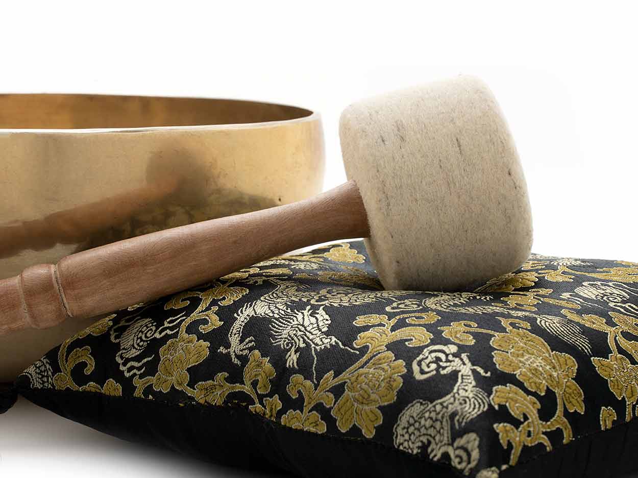 Klangschale 'Beckenschale' ca. 1700-1800 g mit schwarzem Kissen mit goldenem Drachenmotiv und Holz/Filzklöppel