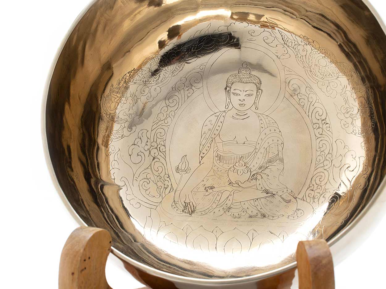 Klangschale mit feiner Medizinbuddha-Gravur ca. 1400-1500 g
