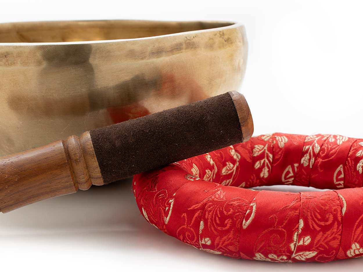 Reiki Klangschale mit ChoKuRei Symbol ca. 1000-1100 g, rotem Ring mit Blumenmotiv und Holz-Leder Klöppel