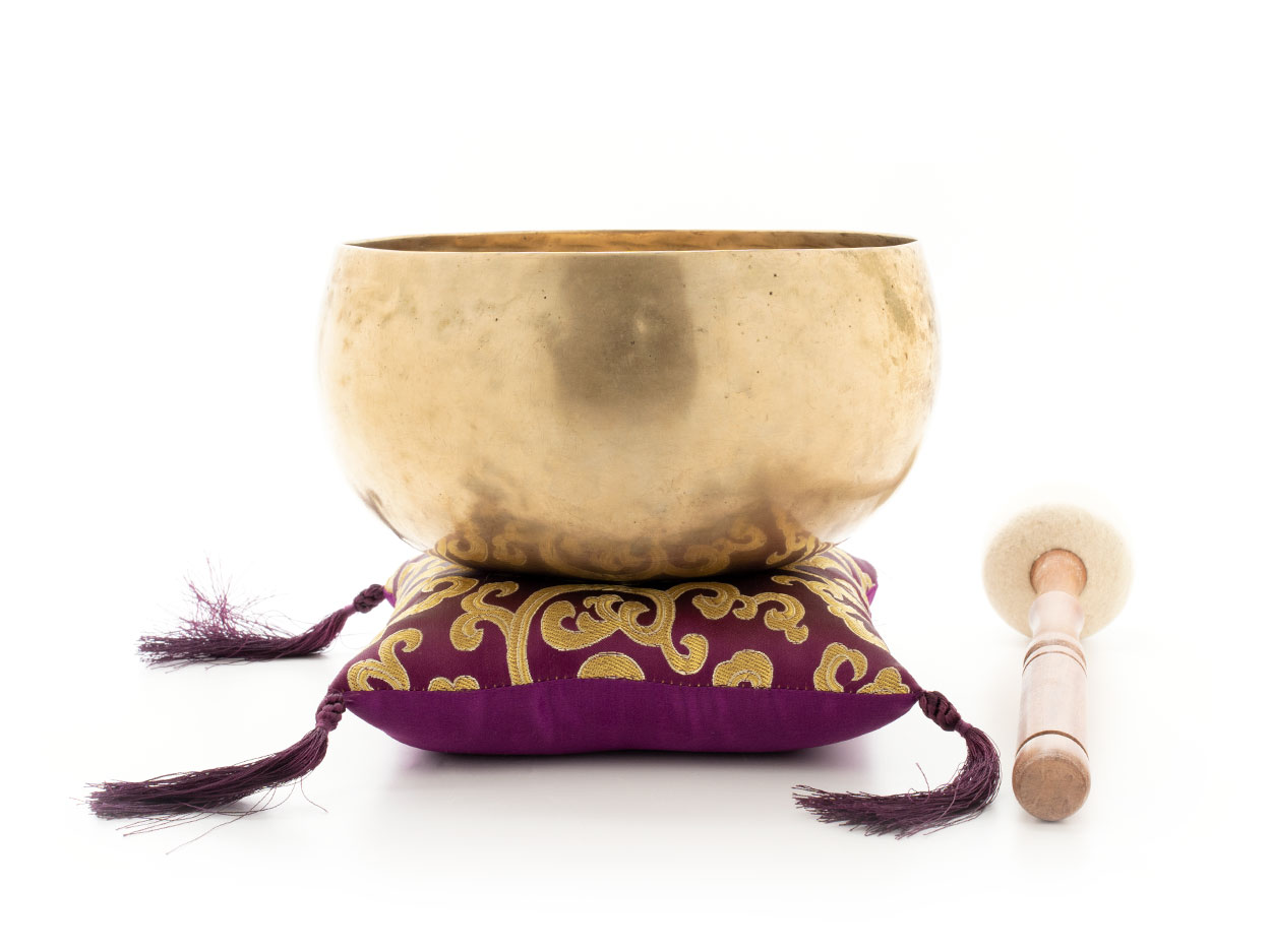 Nepal-Klangschale ca. 400-450 g mit Lotus-Kissen in violett und Holz-Filz Klöppel