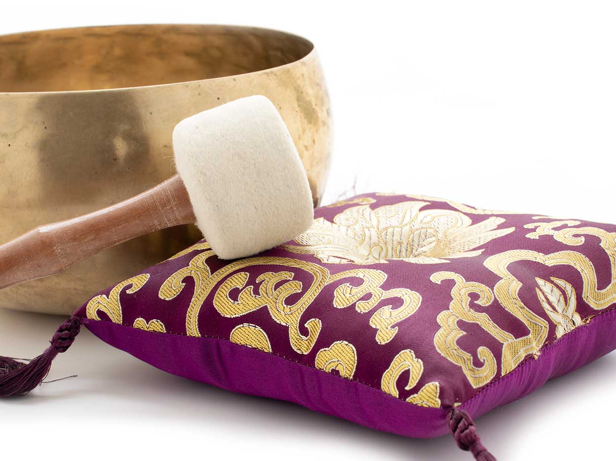 Nepal-Klangschale ca. 400-450 g mit Lotus-Kissen in violett und Holz-Filz Klöppel