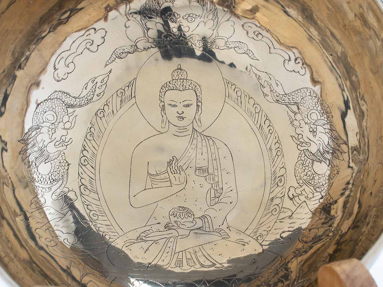 Vesakh Klangschale Buddhas Geburtstag 25. Mai 2013 - Medizinbuddha-Gravur innen