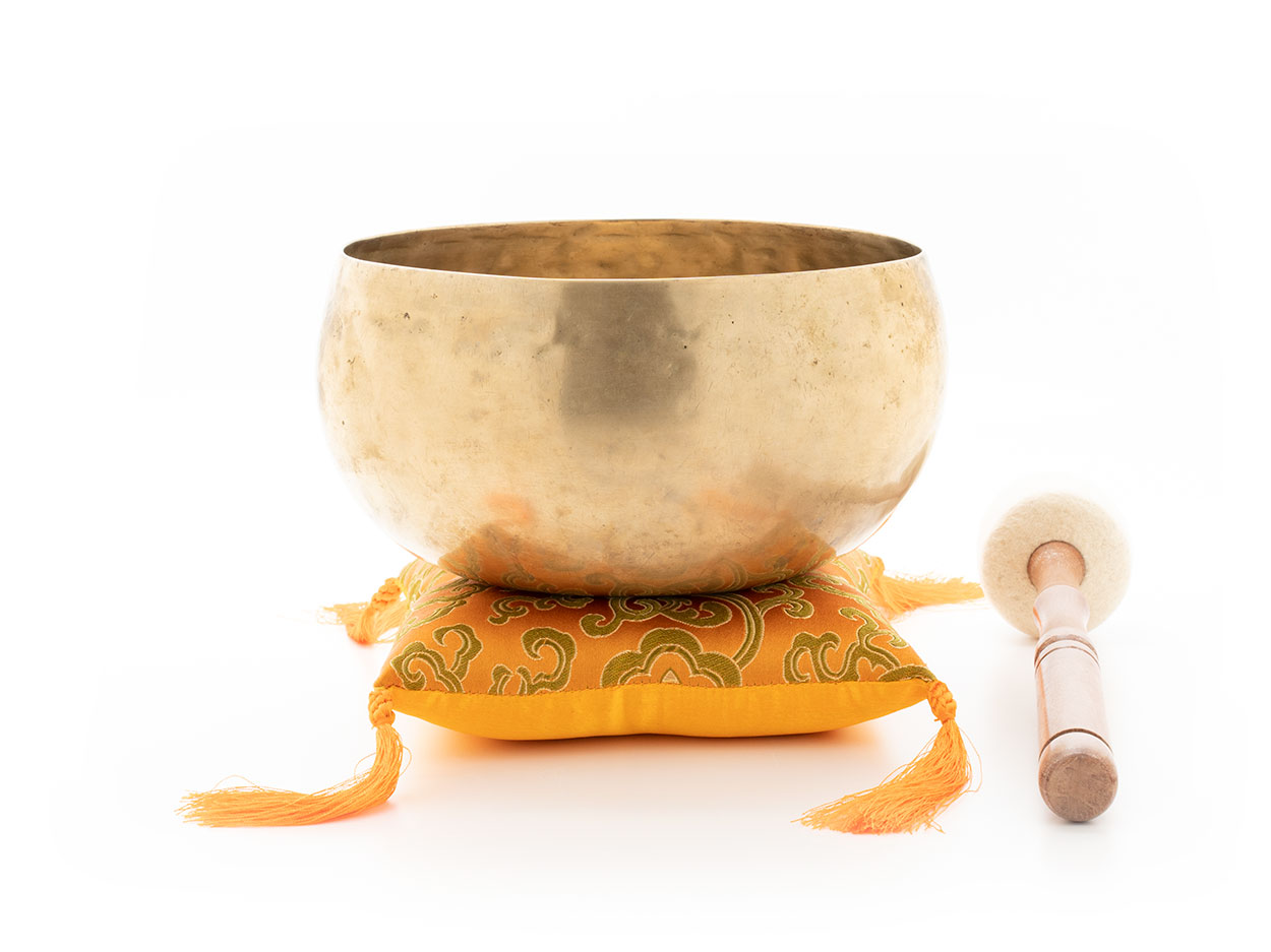 Nepal-Klangschale ca. 400-450 g mit Lotus-Kissen in orange und Holz-Filz Klöppel