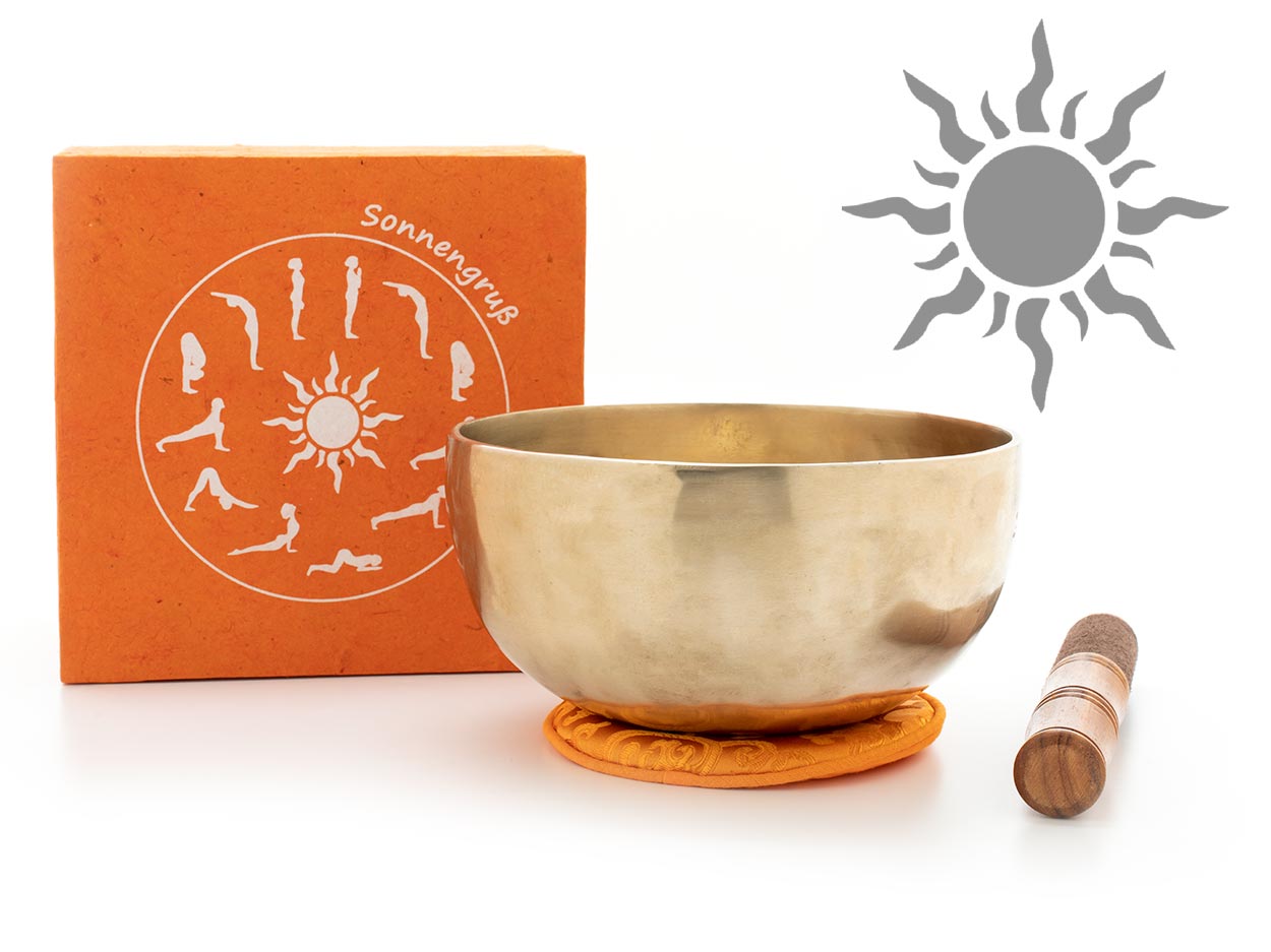 Gravierte Klangschale mit orange farbener Lokta-Box mit Aufdruck 'Der Sonnengruß' mit orange farbenem Pad und Holz-Leder Klöppel