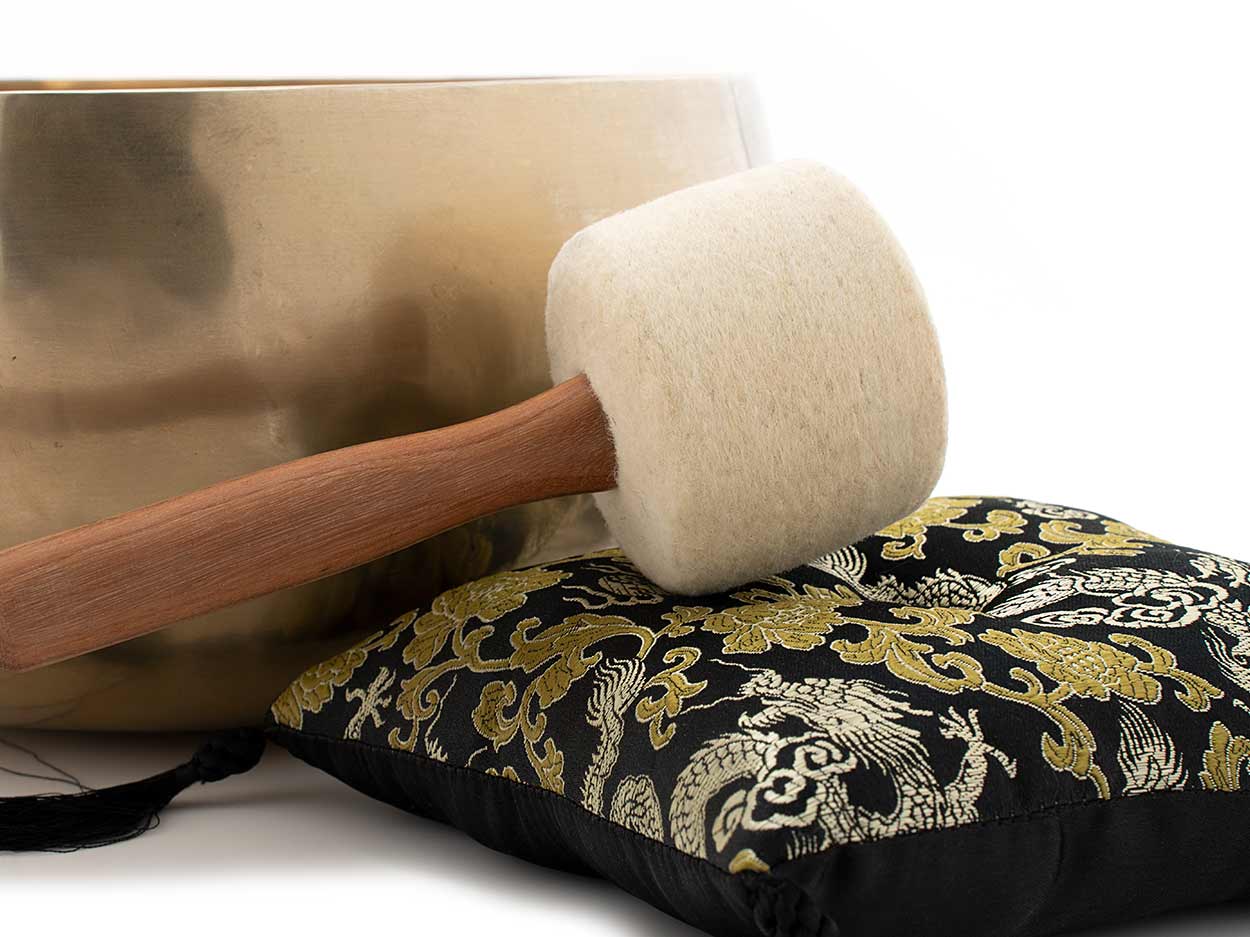 Traditionelle Klangschale ca. 1200 g mit schwarzem Kissen und Filz-Klöppel