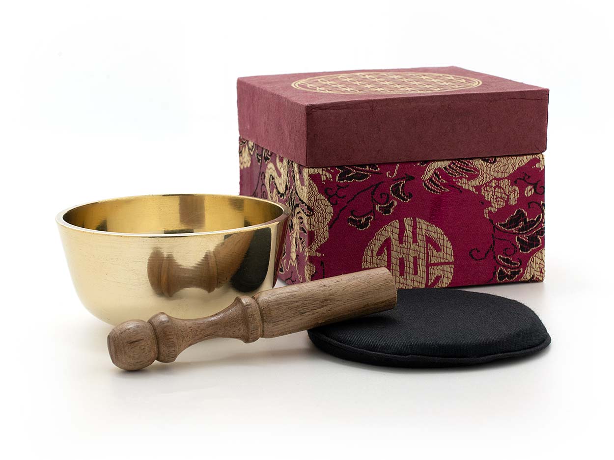 Set in violettfarbener Brokat Box, Klangschale mit Gravur der 'Blume des Lebens' Gr. M, schwarzem Pad und Holz Klöppel