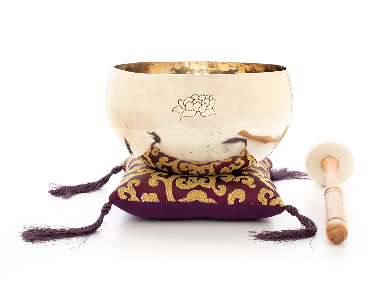 Lotus-Klangschale in Hochglanzoptik 700-740 g, violettes Kissen mit Lotusmotiv und Holz-Filz-Klöppel