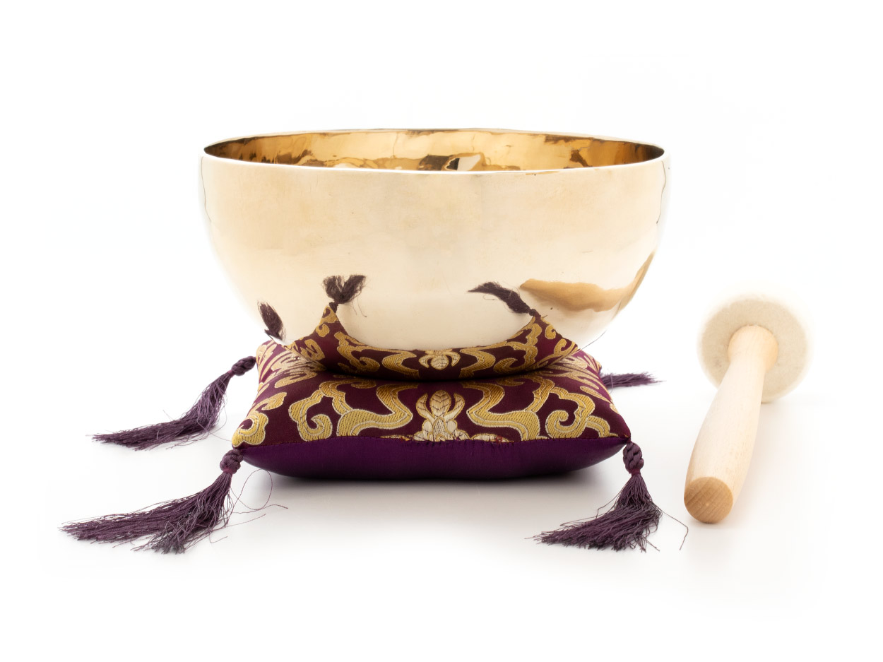 Klangschale mit feiner Tara-Gravur 1000-1100g, violettfarbenes Kissen mit goldenem Lotusmotiv, Filz Klöppel
