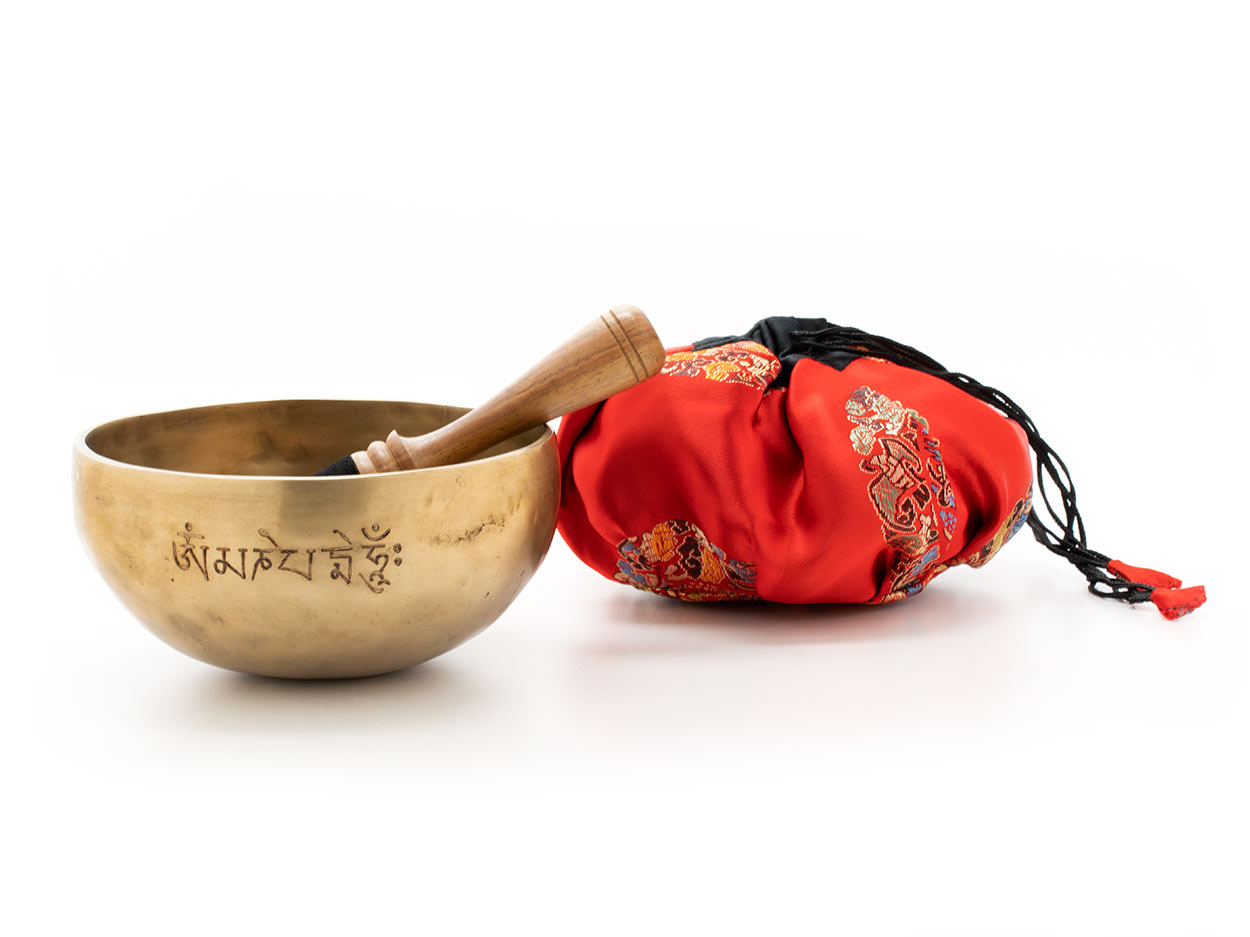 Traditionelle Klangschale mit 'OmaniPadmeHum' Gravur, rotem Beutel mit Mandalamotiv und Holz-Leder Klöppel