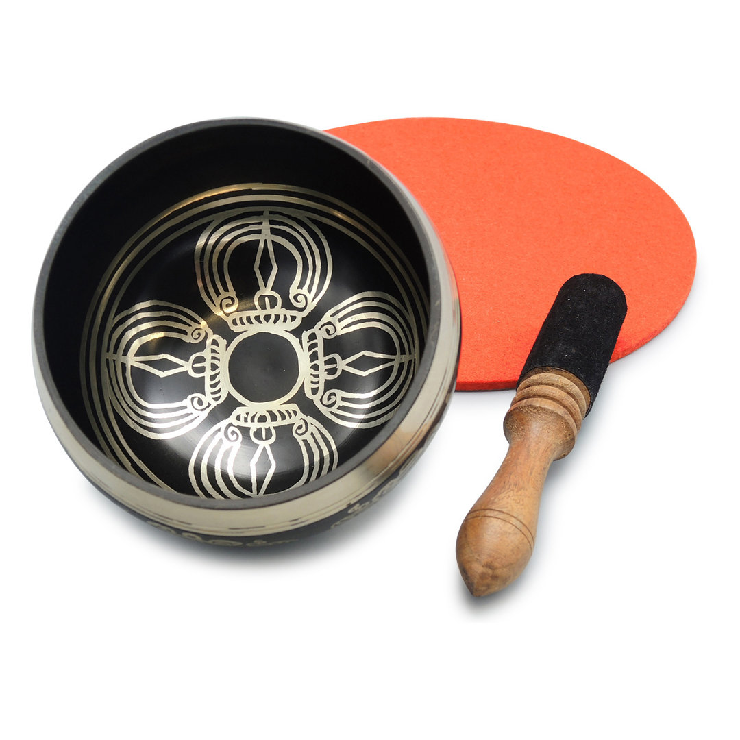 Handbemalte, gegossene Klangschale in Schwarz mit orangefarbenem Filz Pad und Holz-Leder Klöppel