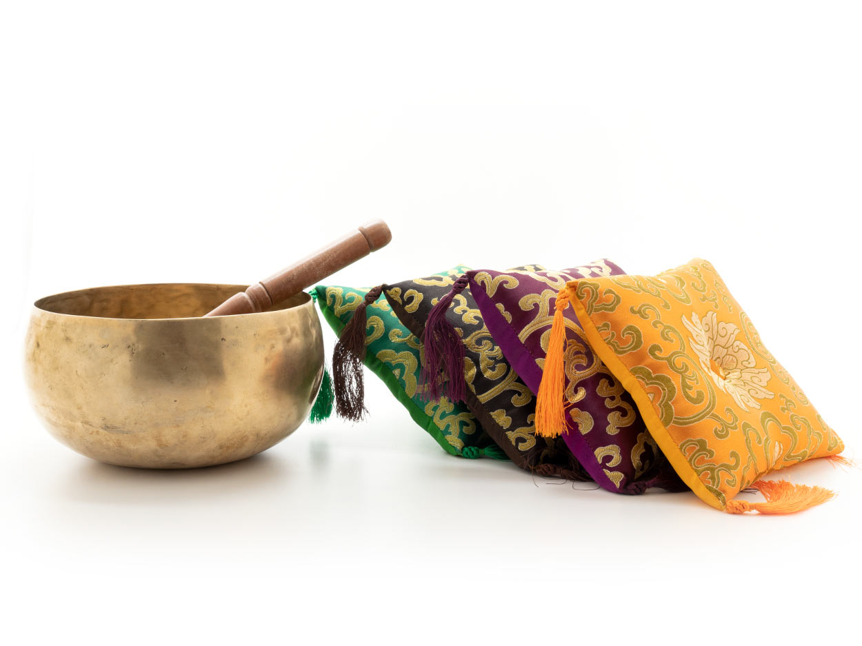 Nepal-Klangschale ca. 400-450 g mit Lotus-Kissen in verschiedenen Farbvarianten und Holz-Filz Klöppel