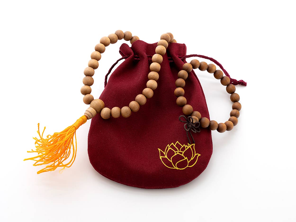 Mala und Armband aus Sandelholz mit weinrotem Lotusbeutel